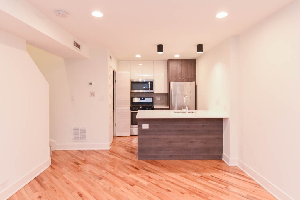 Building Photo - 843 W Grace St