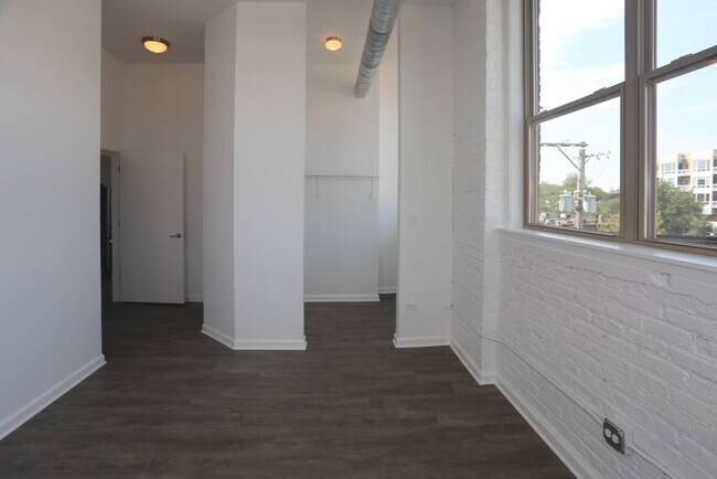 Building Photo - 932 W Dakin St