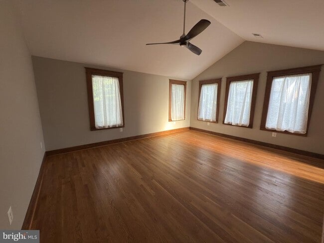 Building Photo - 807 Richmond Ave