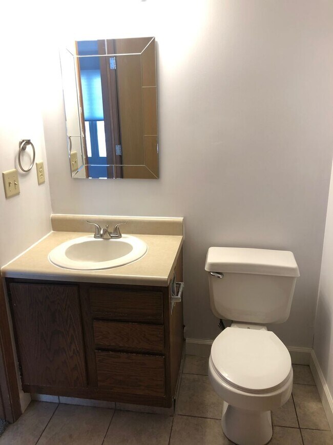 Building Photo - Updated 3 Bedroom Duplex Townhome on Quiet...