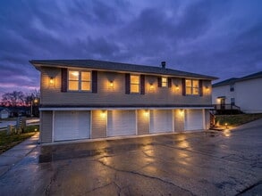 Building Photo - Renovated 2 Bedroom / 1 Bath Apartment W/ 1 Car Garage