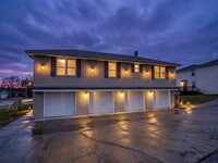 Building Photo - 2 Bedroom/1 Bath Unit w/ An Attached Garage *READY NOW*