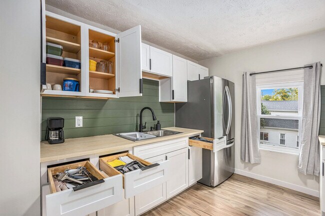 Building Photo - 37 Gold Ave NW