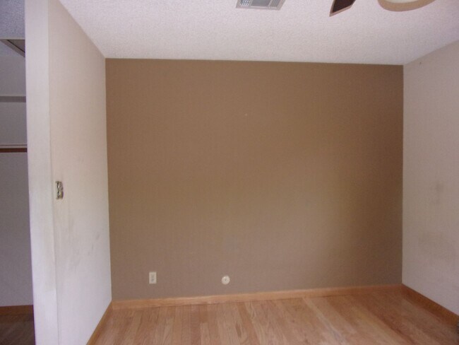 Building Photo - 718 Linwood St