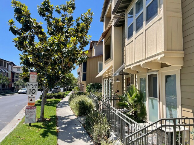 Building Photo - 3 Bed + 3.5 Bath + Bonus Room in Tustin Fi...