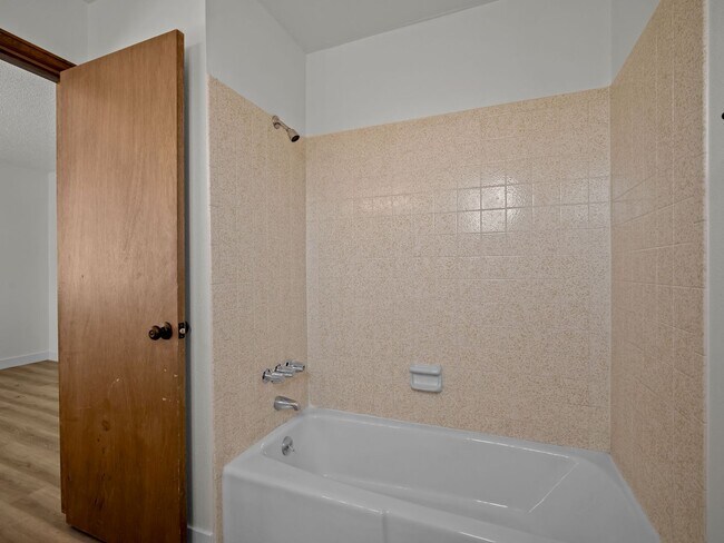 Building Photo - Remodeled 1 Bedroom, 1 Bathroom Apartment- Close to shopping!
