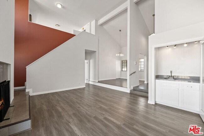 Building Photo - 818 6th St