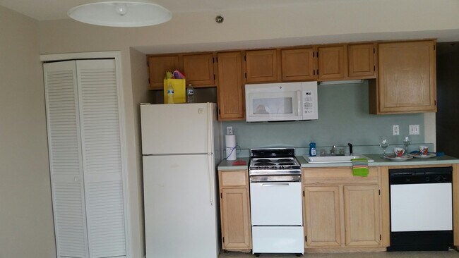 Building Photo - I Bedroom 1 Bath Apartment on Lake Taneycomo in Branson , MO