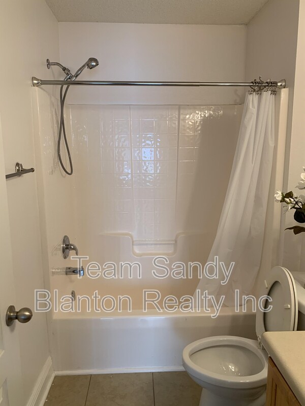 Building Photo - 8949 Camelot Pl