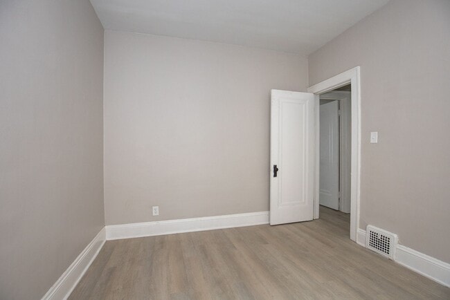 Building Photo - 2119 Lewis Dr