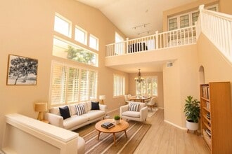 Building Photo - Spacious 3 Bed/2.5 Bath in Desirable UTC La Jolla Community of Toscana
