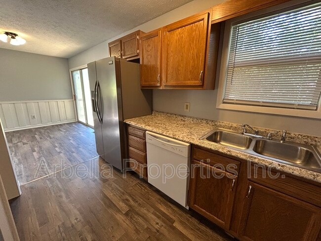 Building Photo - 347 New Summerville Rd