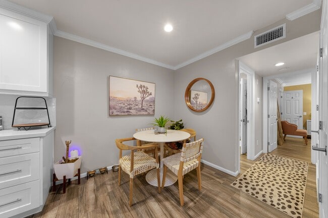 Building Photo - 9189 Village Glen Dr