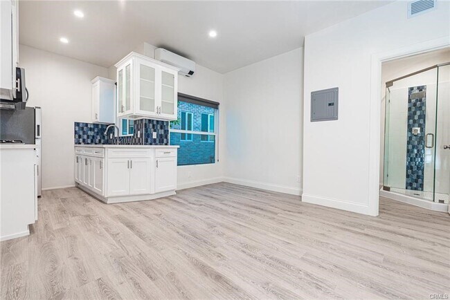 Building Photo - 305 Main St