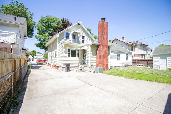 Building Photo - 513 Hampton Ave