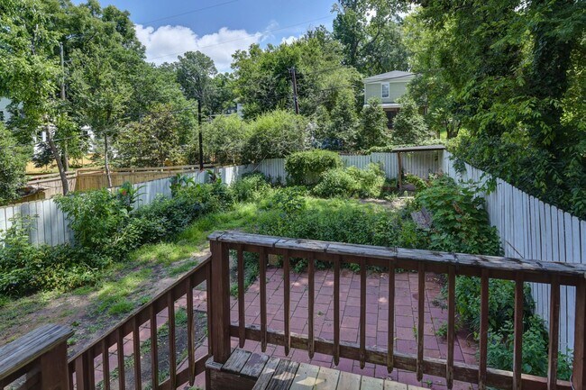 Building Photo - Charming 2 bedroom 1 bath home in Elmwood ...
