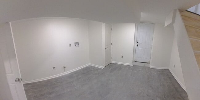 Building Photo - 4 Bedroom 3.5 Bath Home