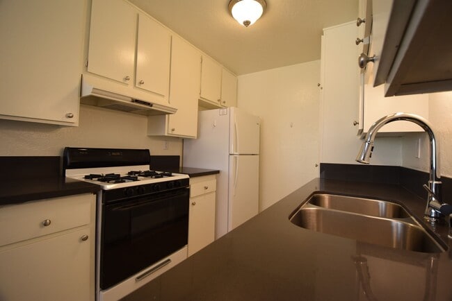 Building Photo - 24411 Newhall Ave