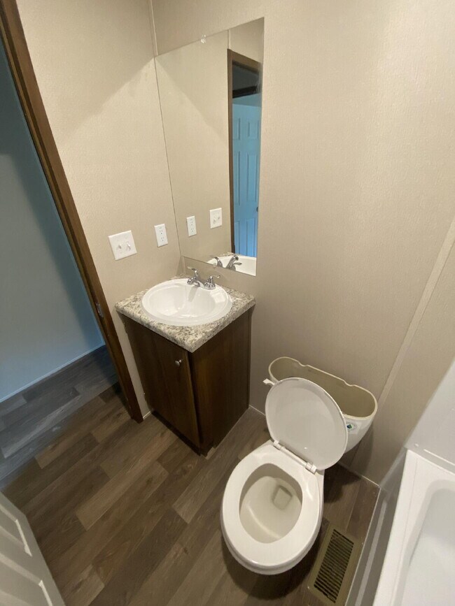 Building Photo - Beautiful 3 Bed / 2 Bath Home – Move-In Ready – Affordable & Modern Living