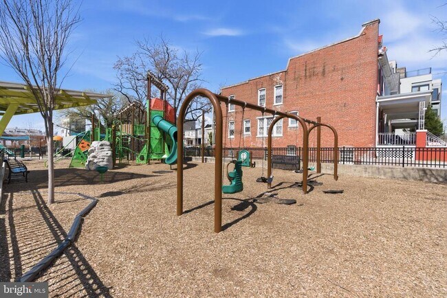 Building Photo - 804 Taylor St NW