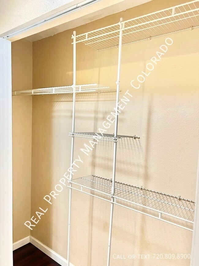 Building Photo - Freshly Updated Condo in Highline Meadows