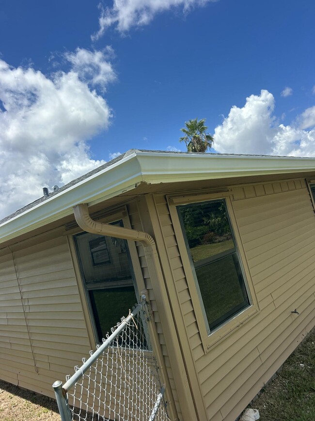 Building Photo - 1019 SW Aurelia Ave