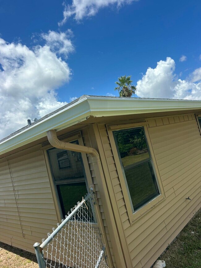 Building Photo - 1019 SW Aurelia Ave