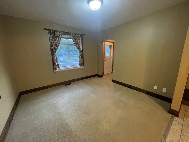 Building Photo - 3 Bedroom Kenwood Home