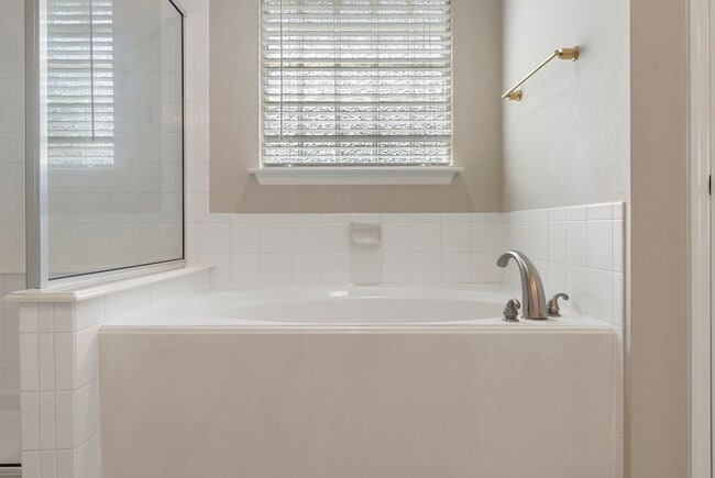 Building Photo - 99 E Foxbriar Forest Cir