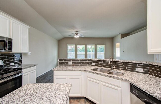 Building Photo - 15618 Whispering Green Dr