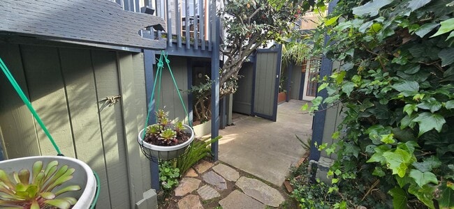 Building Photo - Charming Bodega Bay Cottage with Garden Courtyard