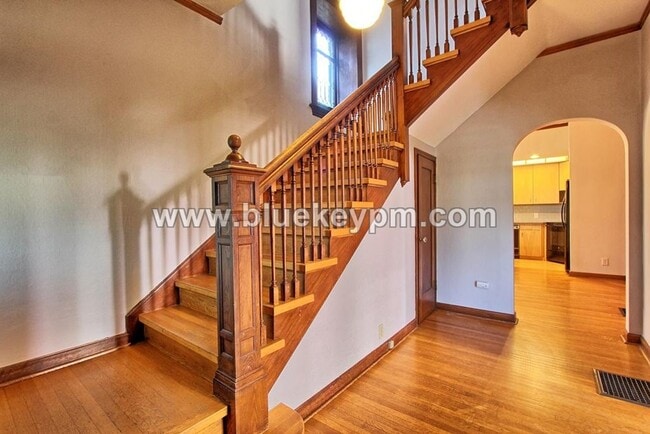 Building Photo - First Month Fee on a 12 Month Lease!  2 Bed, 1 Bath 2 Story Unit with Victorian Architectural Detail