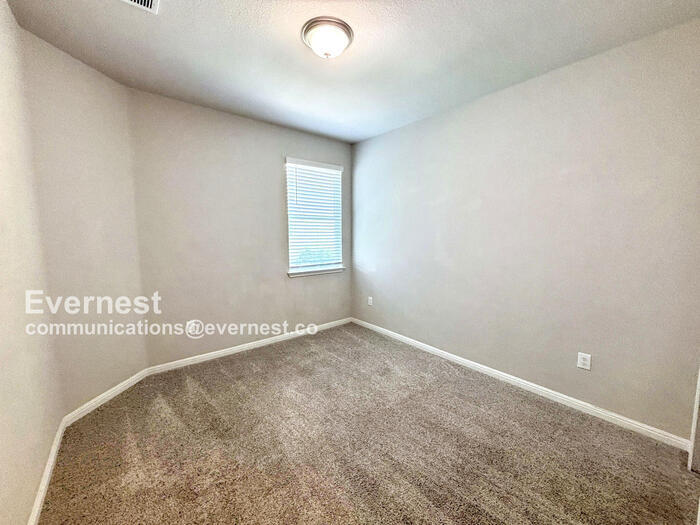 Building Photo - 1701 Logan Dr