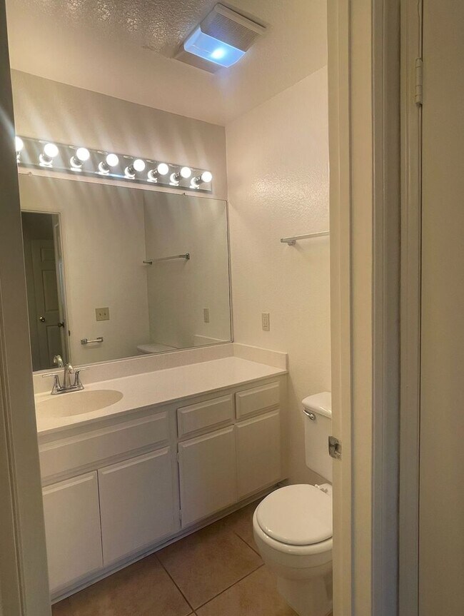 Building Photo - Updated 2 Bedroom/ 2 Bath Condo In The Hea...