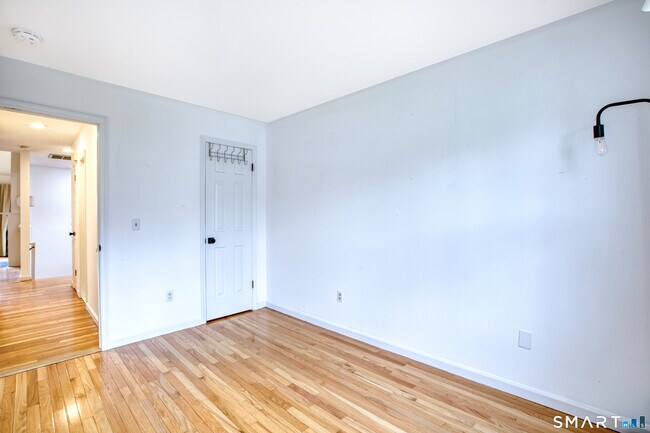 Building Photo - 51 Old Kings Hwy