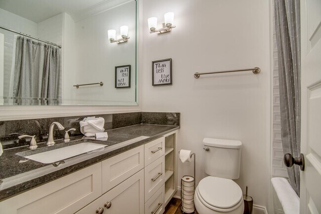 Building Photo - Beautifully appointed 3-bedroom furnished townhome in sought-after Hillsboro Village!