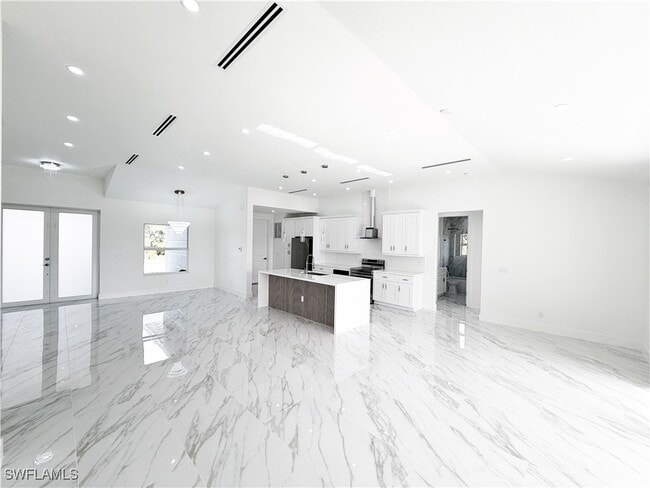 Building Photo - 852 Chipley St E