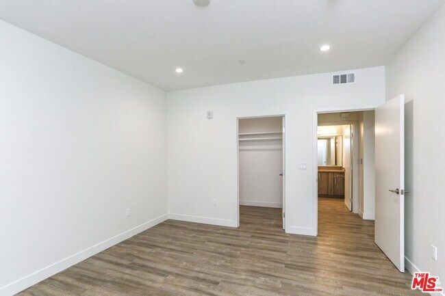 Building Photo - 744 Hartford Ave