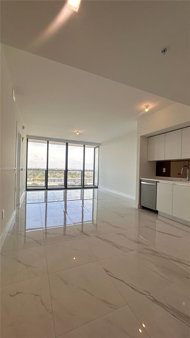 Building Photo - 1170 E Hallandale Beach Blvd