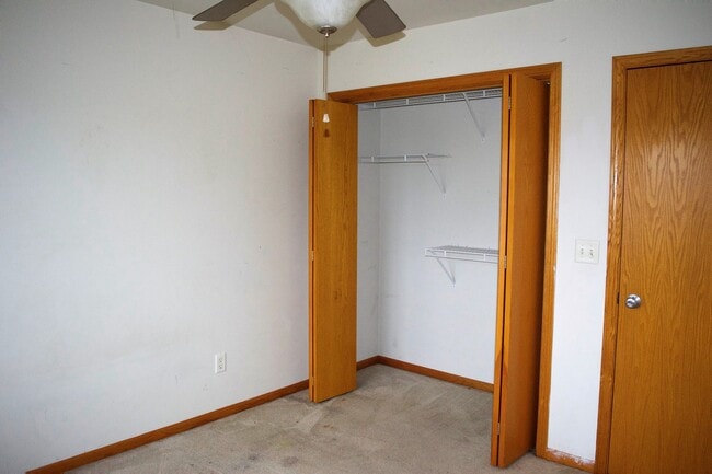 Building Photo - Large Iowa City Townhouse