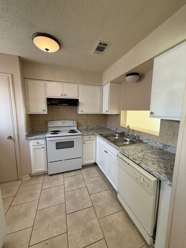Building Photo - 2 bedroom 2 bath town home in a gated community