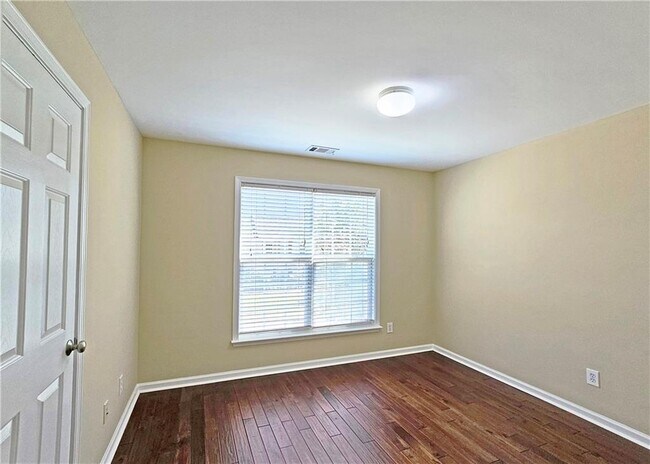 Building Photo - 1215 Clandon Pl