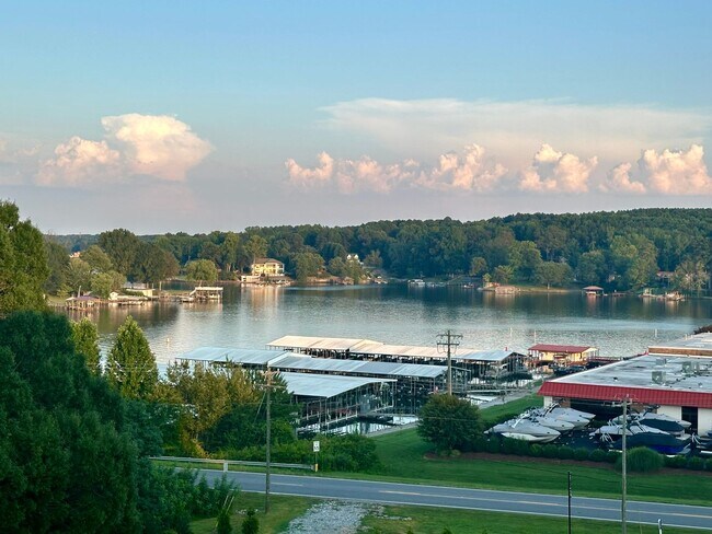 Building Photo - Lakefront living in Sherril's Ford