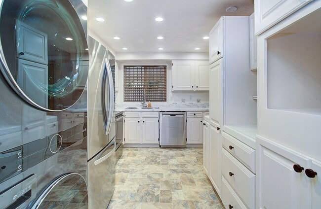 Building Photo - Bright 3 Bedroom 2 Bath Home in Pinebrook! Stainless Appliance Package
