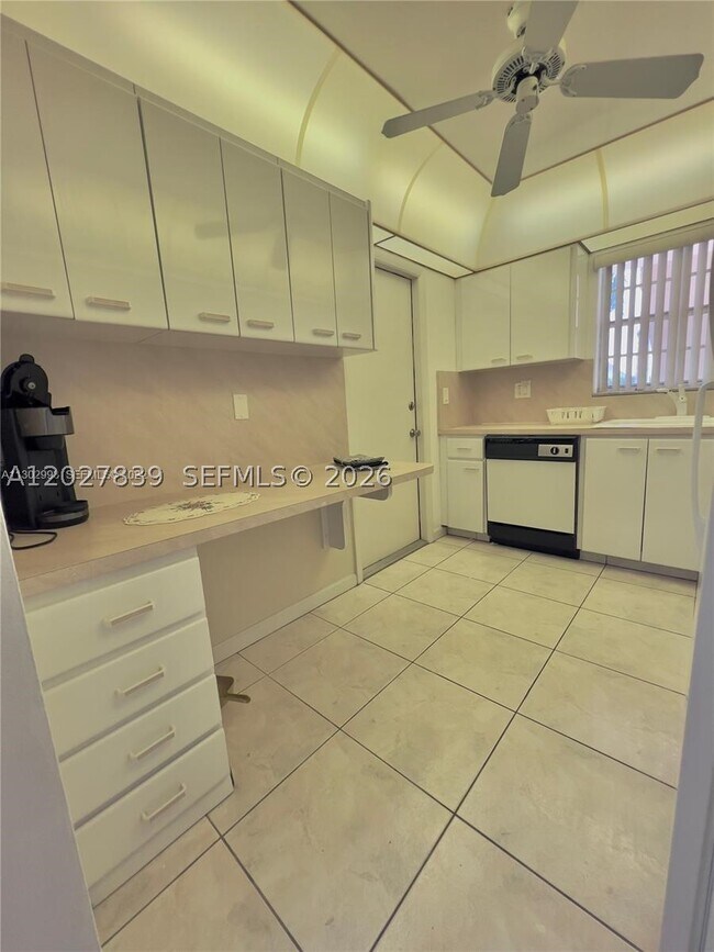 Building Photo - 501 Blue Heron Dr