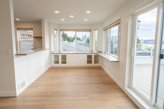 Building Photo - 2Bd/1Ba Seattle Condo