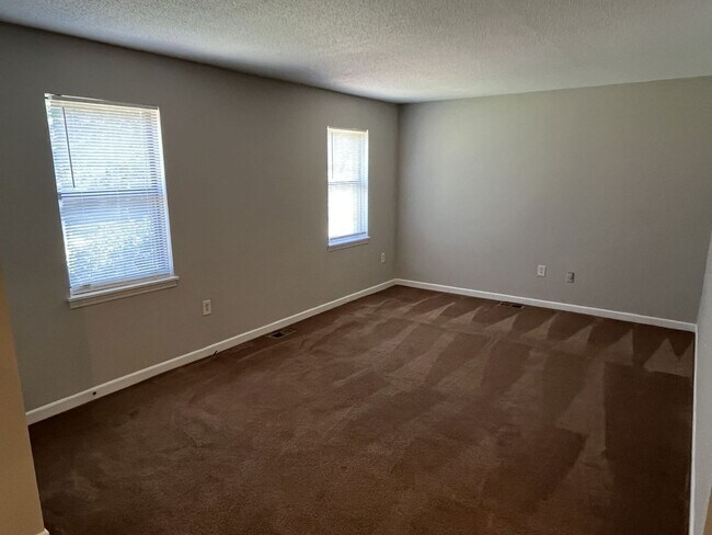 Building Photo - COMING SOON!!!  Spacious 2 Bed, 1 Bath Minutes from Uptown