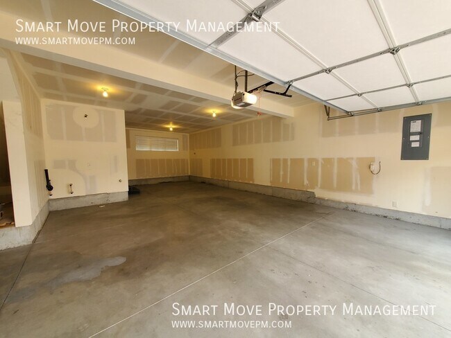 Building Photo - 3256 E Thoroughbred Ln