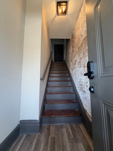 Building Photo - 2201 Kemper Ln