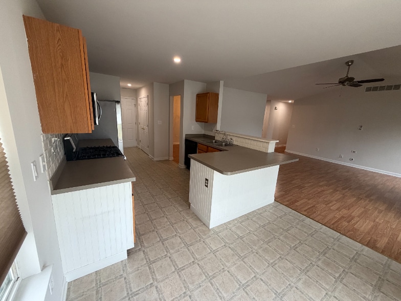 Building Photo - 45 Anchor Ln